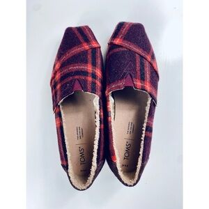 Toms red/maroon earthy plaid wrap recycled shearling slip on shoes size 8.5